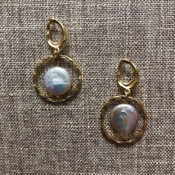 Tres Femmes earrings. - Picture 2 of 2